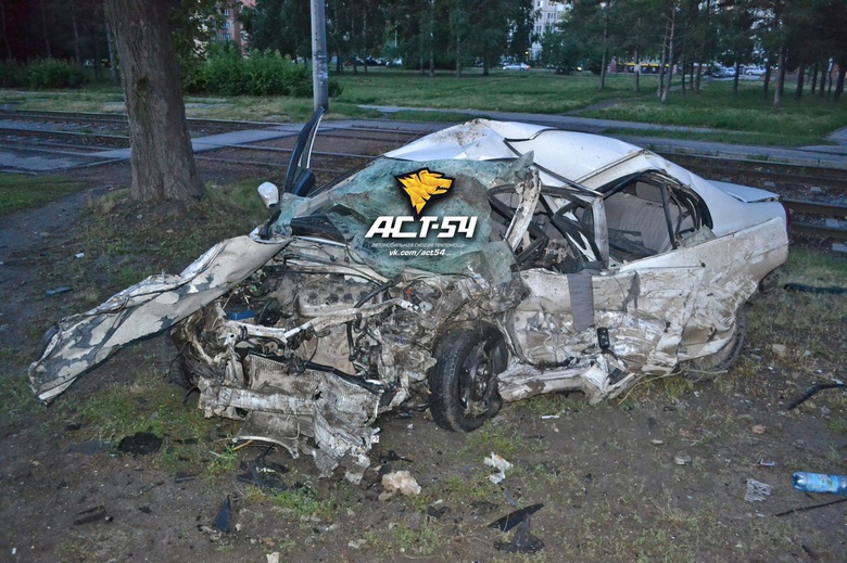 Томич попал в лобовое ДТП в Новосибирске, водитель в коме (фото)