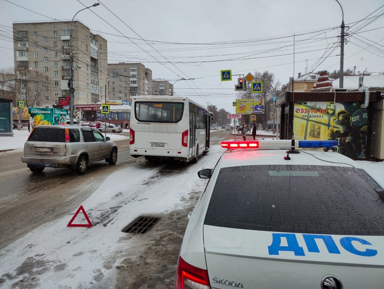 Mazda выехала на «встречку» в Томске и врезалась в маршрутку