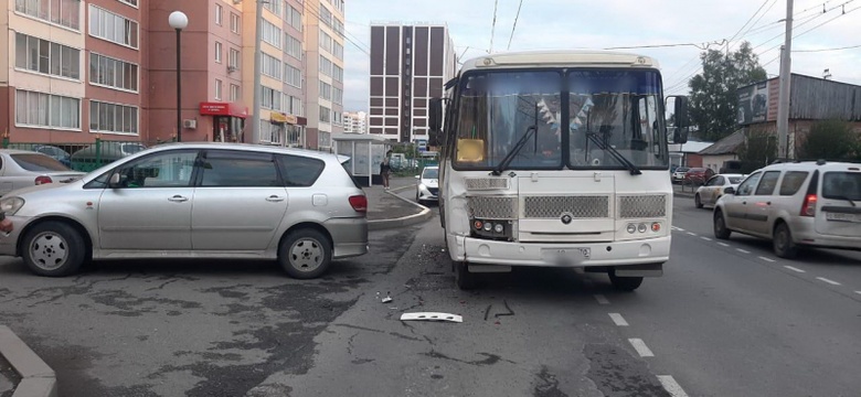 Водитель Toyota врезался в маршрутку с пассажирами в Томске, сдавая назад. Пострадала женщина