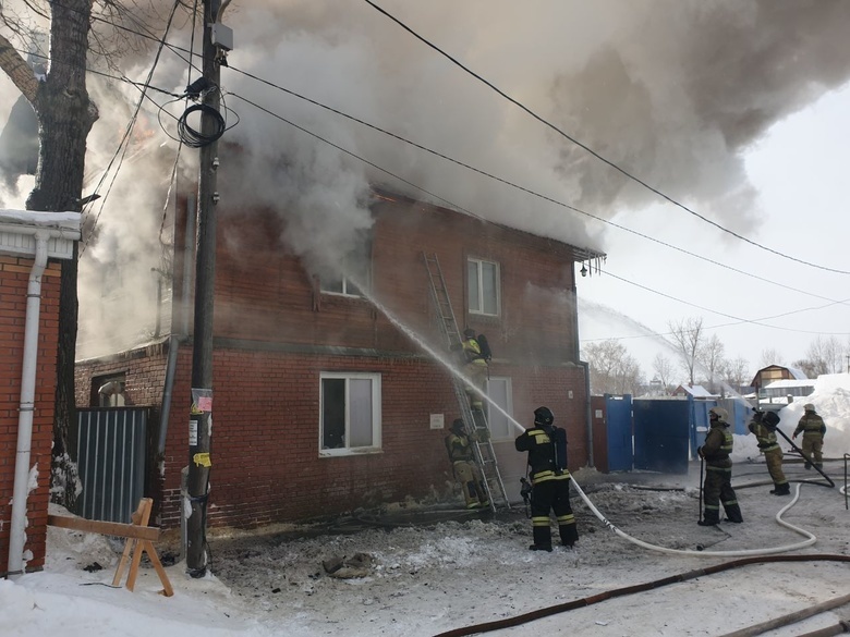 Двухэтажный дом горит в Томске