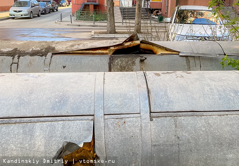 Фонтан воды забил из трубы около дома в Томске во время ремонта теплосетей