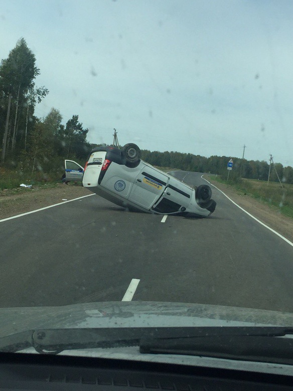 Lada перевернулась на трассе в Томской области, пострадал водитель