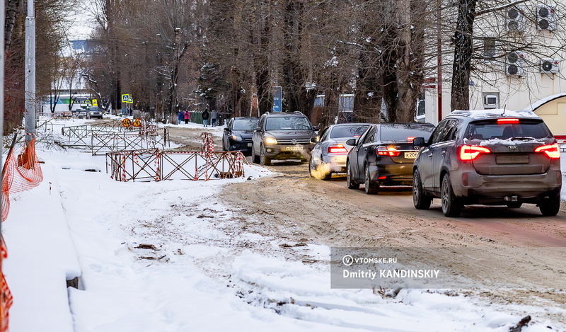 Раскопки на ул.Белинского в Томске ушли под снег. Их обещают закрыть до декабря