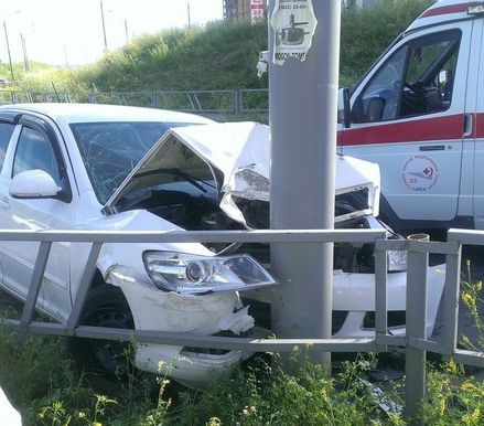 На улице Обручева машина врезалась в столб (фото)