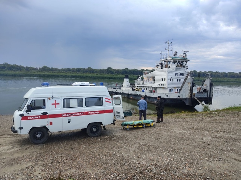 Члена экипажа грузового судна настиг инсульт на реке Обь, его удалось спасти