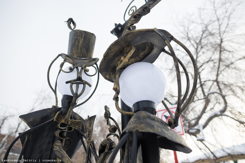Кованая арка с птицами и люди-фонари появились на Белом озере в Томске