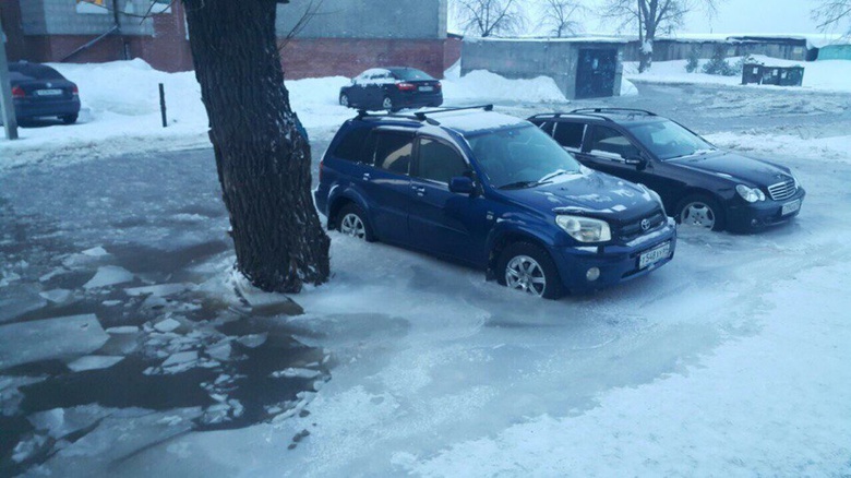 Припаркованные в томском дворе автомобили вмерзли в лед из-за порыва трубы