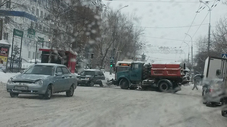 Из-за попавшей в ДТП техники «САХа» на Фрунзе образовалась пробка (фото)