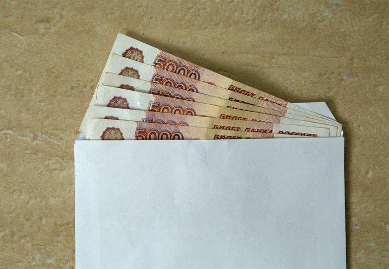 45 тысяч 5. Зарплата в конверте. Конверт для денег зарплата. 50 Тысяч рублей в конверте. Рубли в конверте.