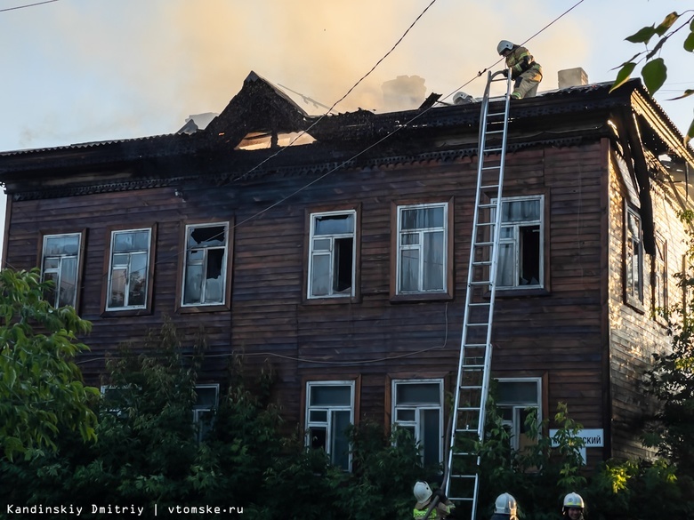 Крыша деревянного дома горит на Московском тракте в Томске