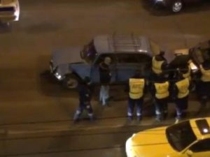 Допросить авторов ролика, в котором сотрудник ГИБДД избивает водителя, пока не удалось