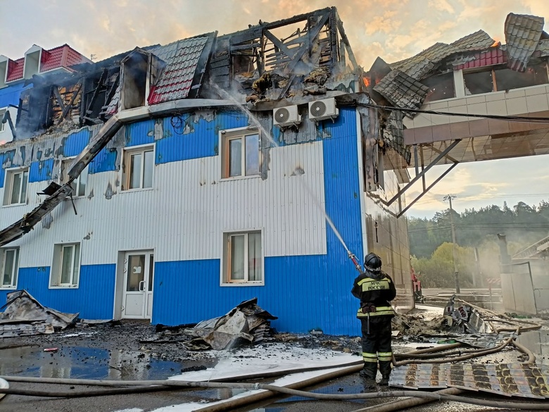 Крупный пожар произошел в торгово-офисном здании на окраине Томска