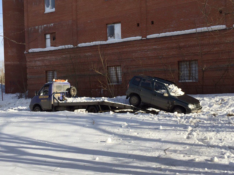 На эвакуатор, приехавший за поврежденной снегом машиной, тоже сошла наледь