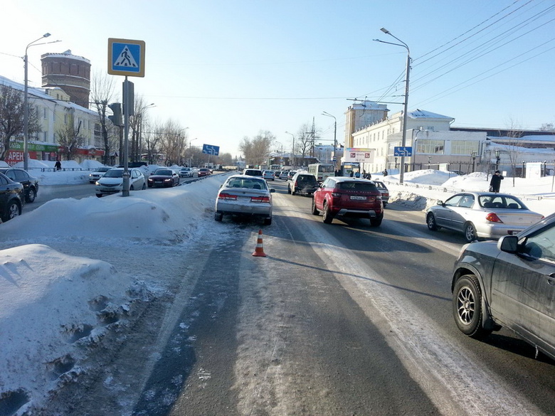 Автомобиль сбил пенсионерку, переходившую дорогу на красный свет