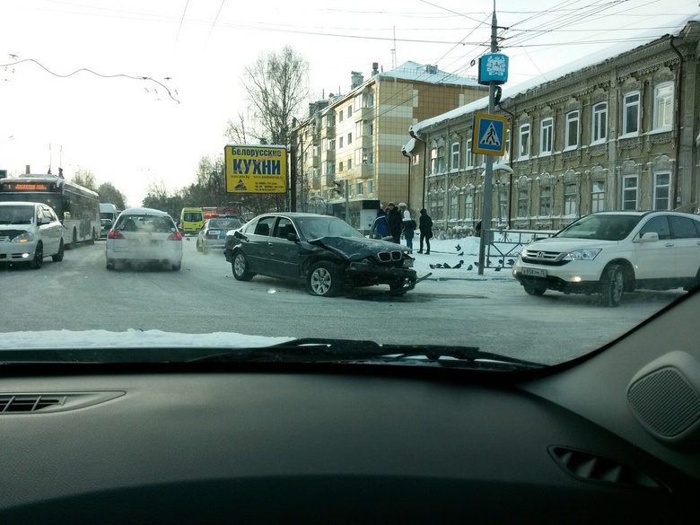 Водитель за десять минут совершил три ДТП (фото, видео)