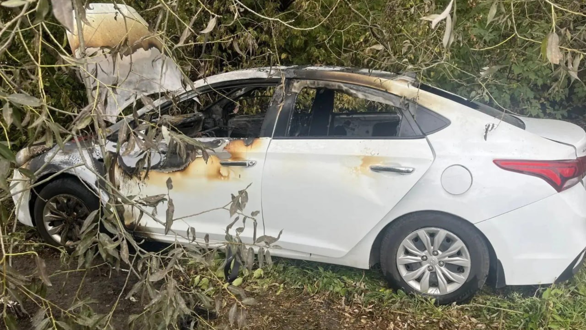 Hyundai Solaris загорелся из-за неисправности ГБО в Томске. Водитель попал в больницу