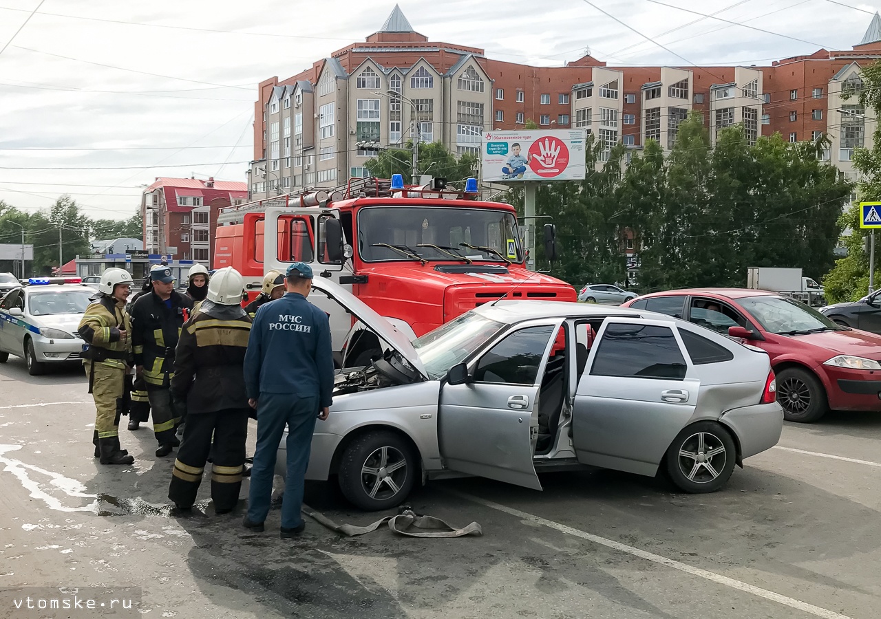 Пожарная машина врезалась в «Приору» на Иркутском тракте | 18.06.2020 |  Томск - БезФормата