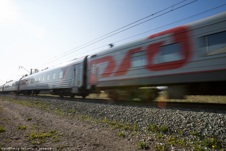 Поезд Адлер — Томск столкнулся с КамАЗом. Вагоны сошли с рельсов