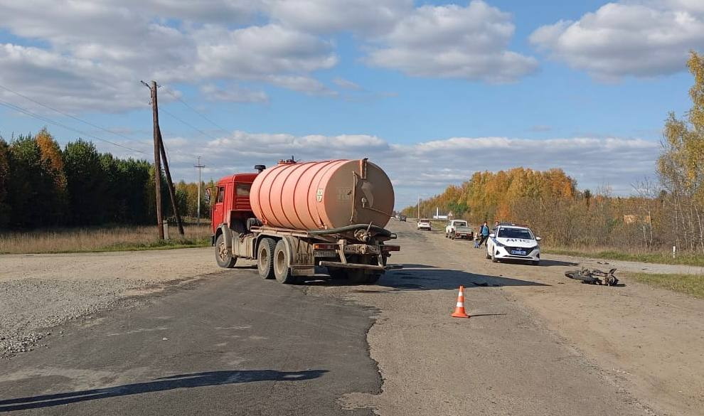 Мотоциклист врезался в грузовик на томской трассе