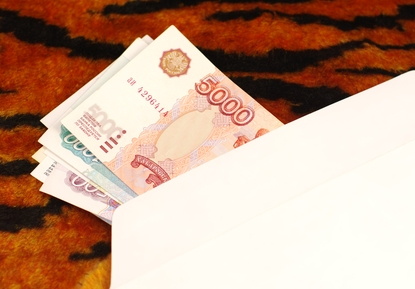 Должник преследовал приставов с просьбой забрать деньги