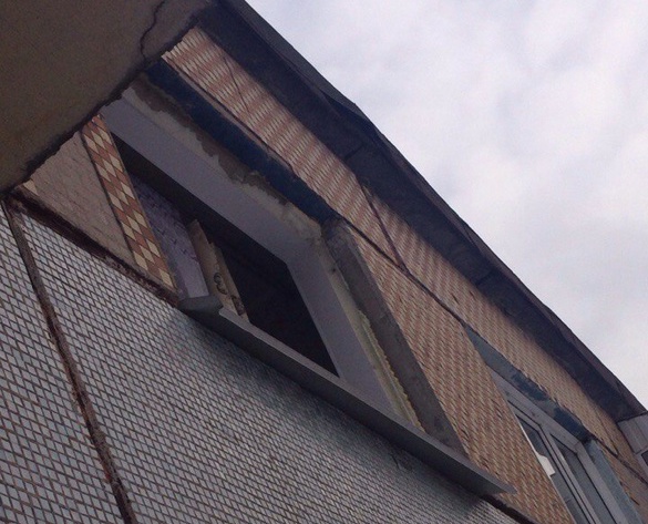 Очевидцы: окна в жилом доме Томска вышибло от взрыва самогонного аппарата (фото)