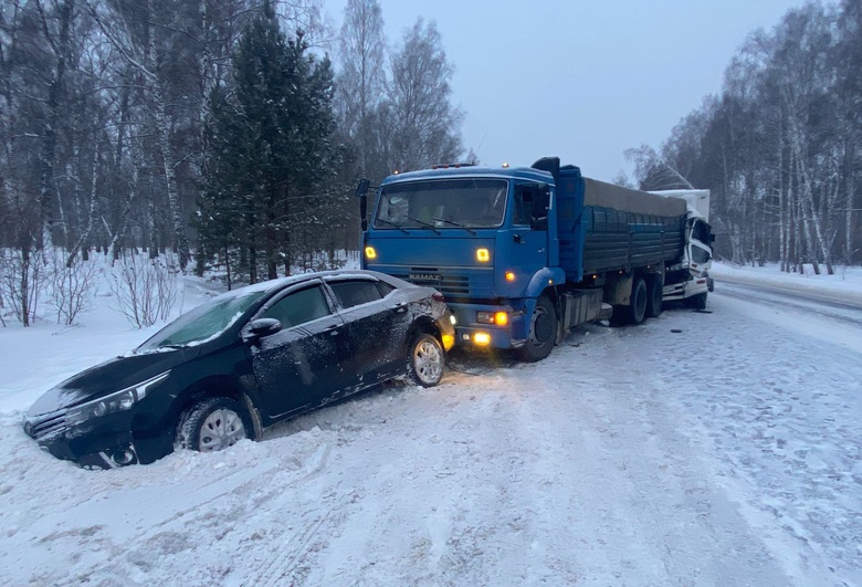 Водитель грузовика погиб, врезавшись в припаркованный на обочине КамАЗ