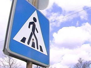 Сотрудники ГИБДД привели в порядок пешеходные переходы