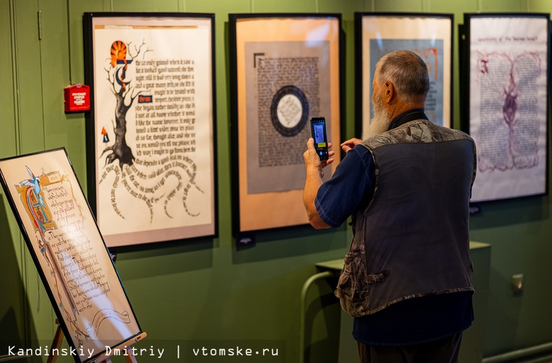 «Кулайская ночь», «Город звезд» и каллиграфия: показ мод прошел на выставке в музее Томска