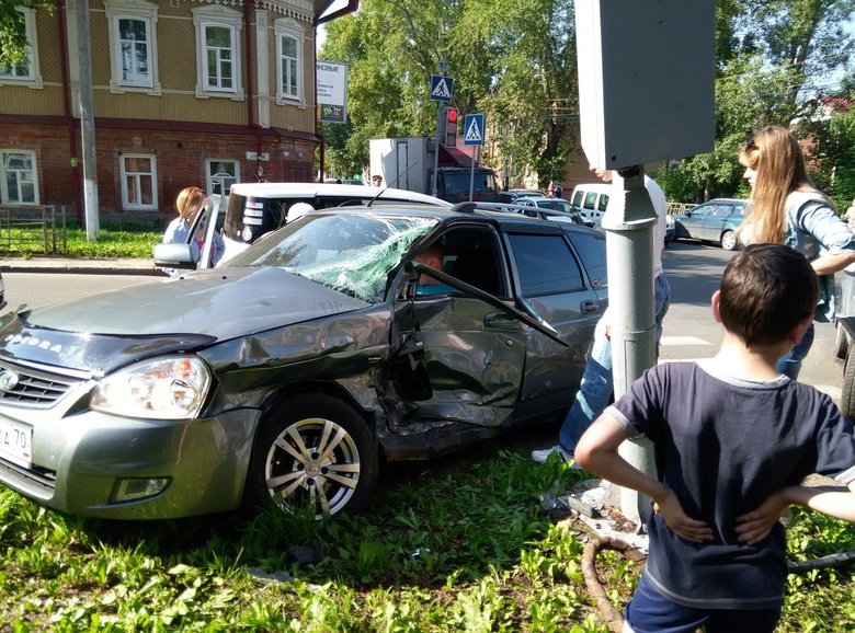 Светофор на Красноармейской не работает из-за пятничного ДТП