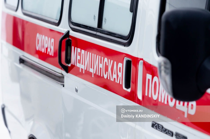 Nissan врезался в ограждение и сбил девушку в районе Коммунального моста Томска