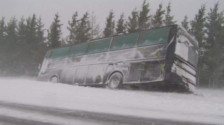 Автобус, ехавший из Томска в Бишкек, замерз на трассе