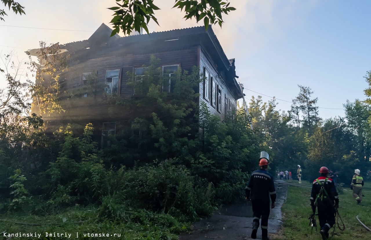 Крыша деревянного дома горит на Московском тракте в Томске | 07.07.2022 |  Томск - БезФормата