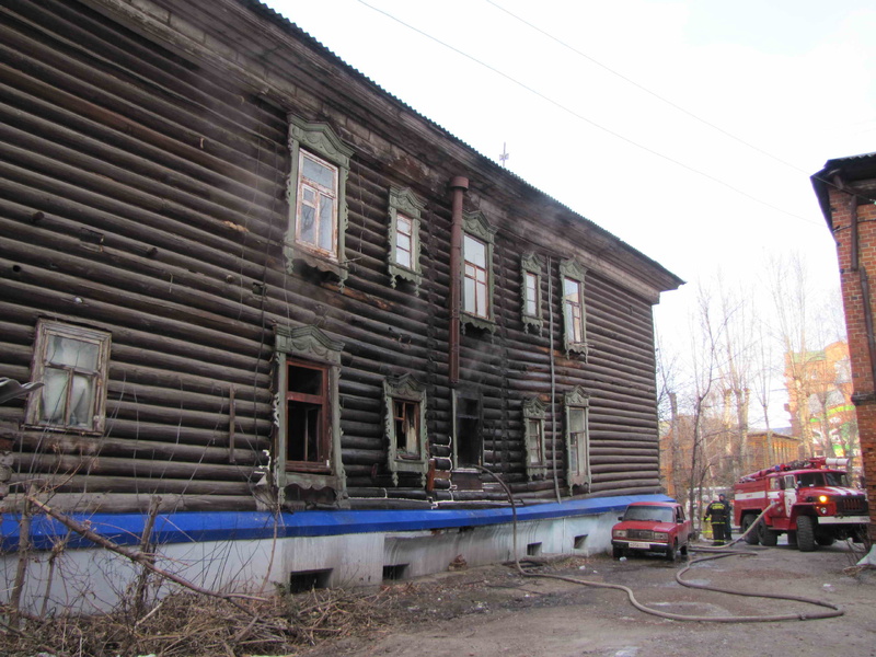 Пожарные эвакуировали из горящего дома более 20 жильцов (фото)