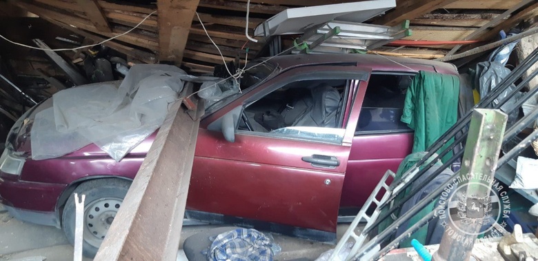 Стена нежилого здания в Томске рухнула на гараж, где был человек