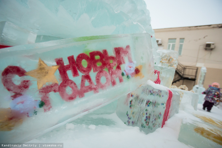 В Почтамтском сквере появились скульптуры изо льда и цветов (фото)