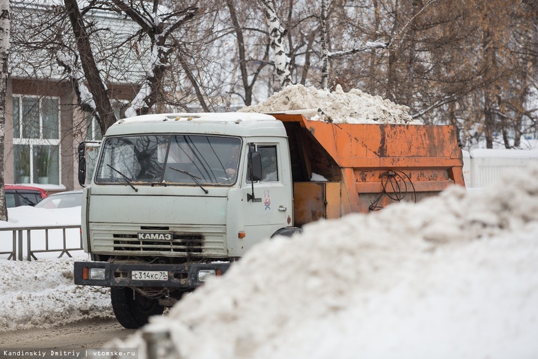 В Томске начали вывозить снег с подтопляемых территорий