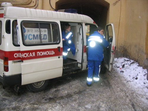 Пьяный мужчина напал на врача скорой помощи