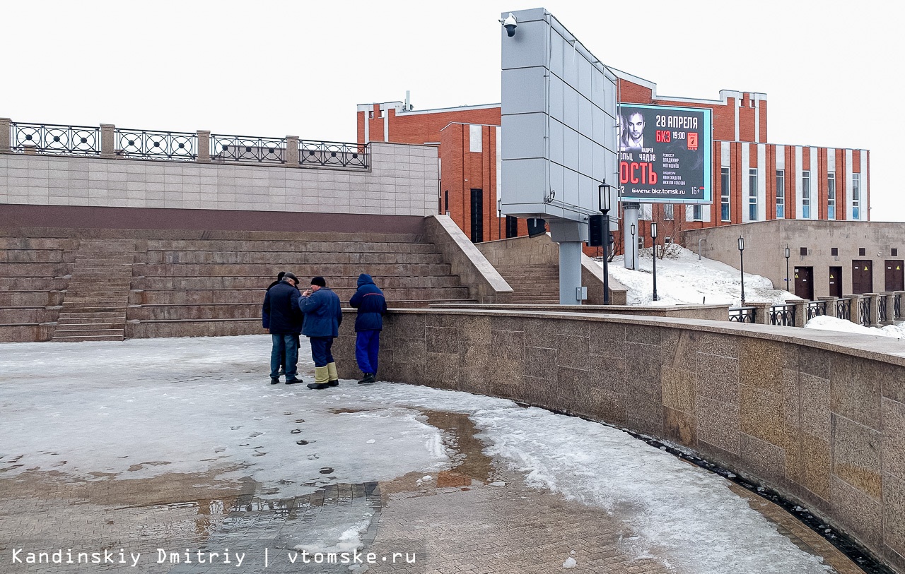 Сцена гранитной набережной в центре Томска дала течь | 01.04.2022 | Томск -  БезФормата