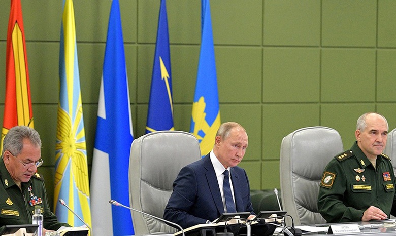 Сергей Шойгу, Владимир Путин и Сергей Рудской в Национальном центре управления обороной России
