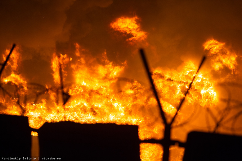 Пожарные локализовали возгорание в производственном здании Томска