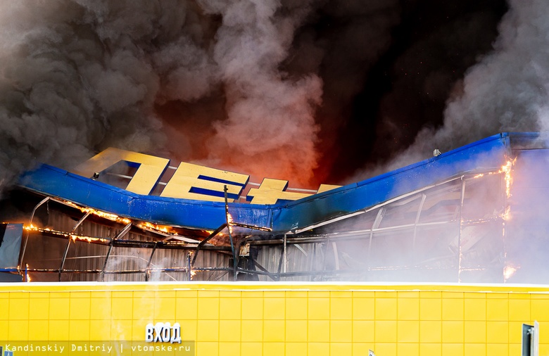 Крыша обрушилась у горящего здания ТЦ «Лента» в Томске. Слышны взрывы