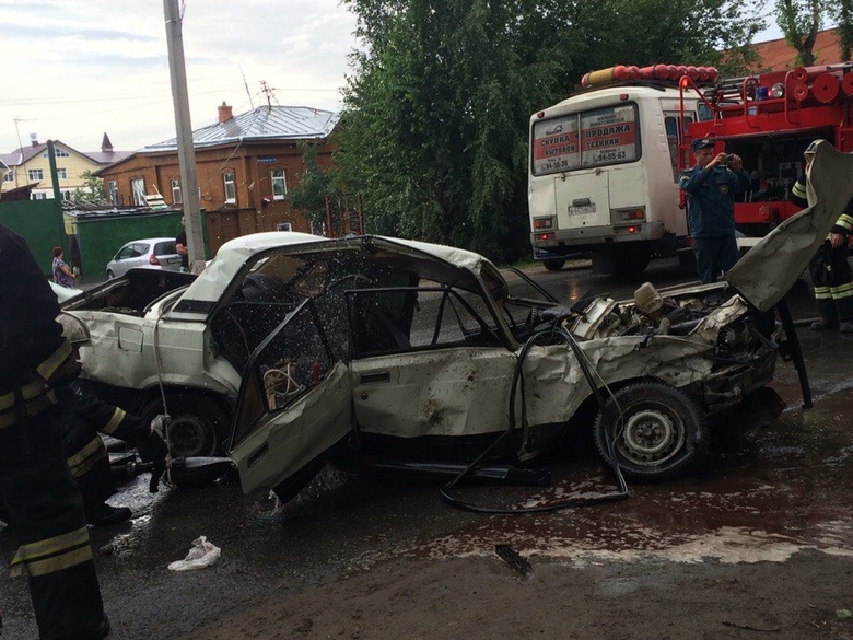 Двое пострадали в столкновении ВАЗа и Toyota в Томске